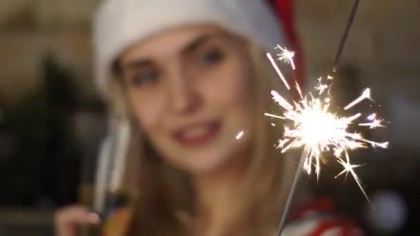 Chica Celebrando Fiesta Año Nuevo Bebiendo Champán Sonriendo — Vídeos de Stock