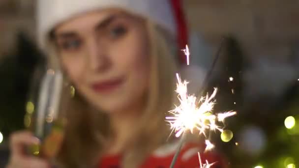 Женщина Празднует Рождество Шампанским Игристыми Напитками — стоковое видео