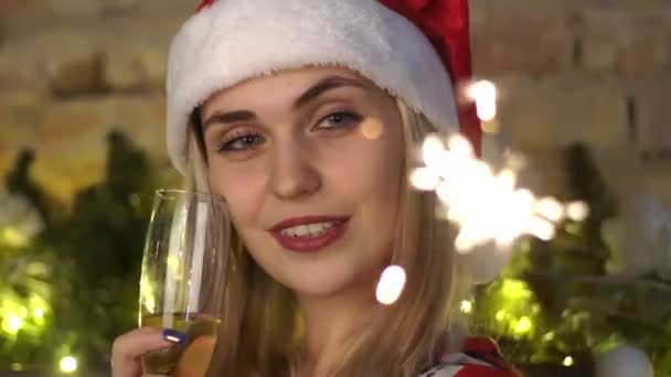Mulher Natal Festa Natal Caixa Presente Ano Novo Home Natal — Vídeo de Stock