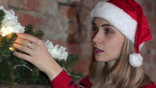 Junge Frau Weihnachtlich Geschmückten Haus Blickt Die Kamera — Stockvideo