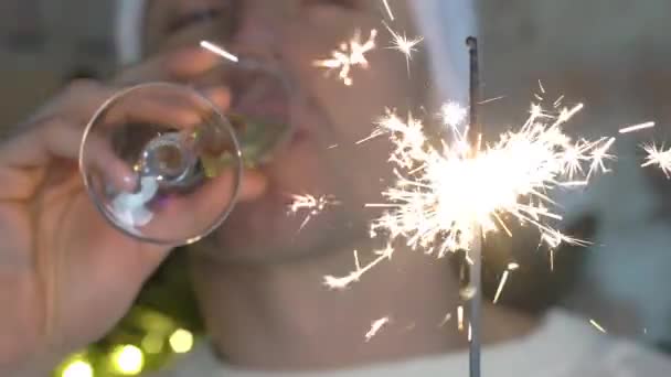Slow Motion Gelukkig Nieuwjaar Vieren Knappe Jonge Man Holding Sparkles — Stockvideo