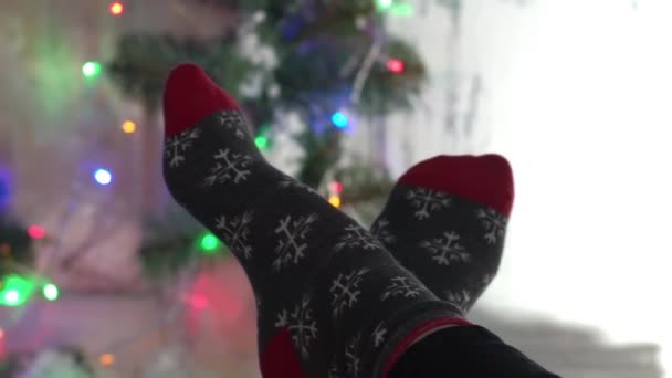 Menina Uma Meia Com Ornamento Perto Árvore Natal — Vídeo de Stock