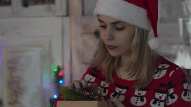 Mujer Abierta Caja Regalo Navidad Con Rayo Luz Mágica — Vídeo de stock