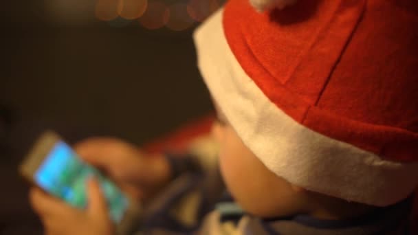 Bambino Divertente Che Gioca Giochi Computer Smartphone Natale — Video Stock