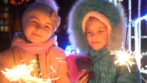 Meninas Com Fogos Bengala Fica Rua Uma Antiga Cidade Inverno — Vídeo de Stock