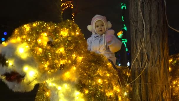 Kind Spaziert Abends Einem Winterpark Der Nähe Der Leuchtenden Tierfiguren — Stockvideo