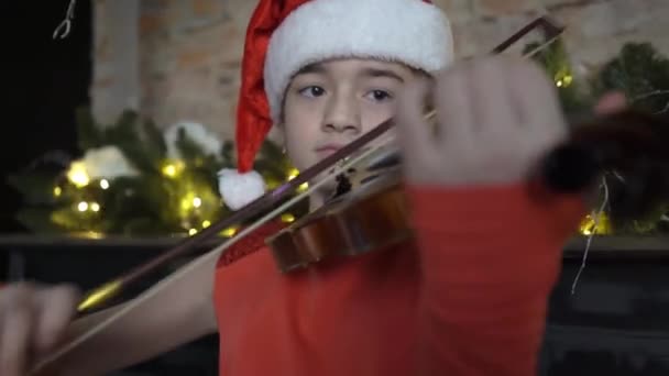 Dívka Santa Claus Hraje Housle Blízkosti Vánočního Stromu Vánoční Koncert — Stock video