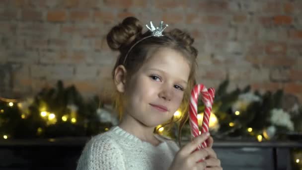 Gelukkig Lachend Schattig Klein Meisje Met Kerstmis Snoep Riet — Stockvideo