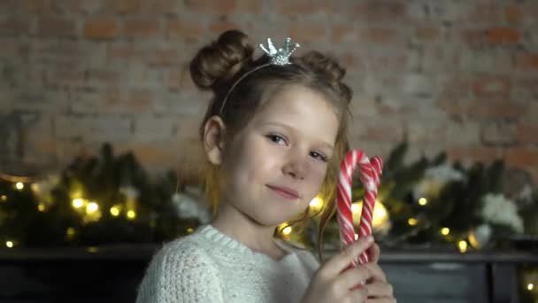 Glad Leende Söt Liten Flicka Med Julgodis Sockerrör — Stockvideo