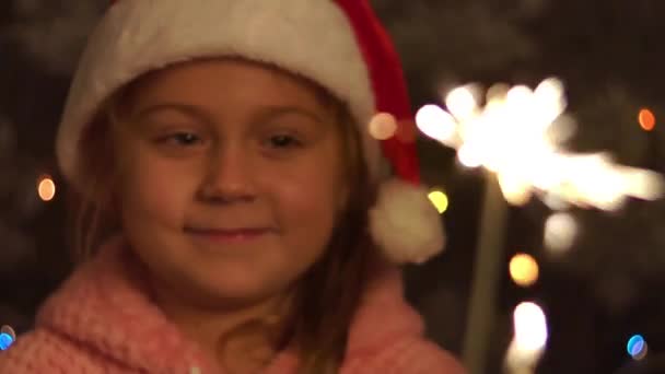 Luz Navidad Hermosa Chica Con Luces Bengala — Vídeos de Stock