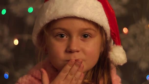 Ceinture de Noël portant un chapeau de Père Noël soufflant un baiser .