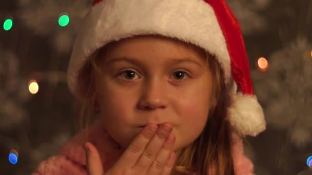 Navidad Girk Usando Sombrero Santa Soplando Beso — Vídeos de Stock