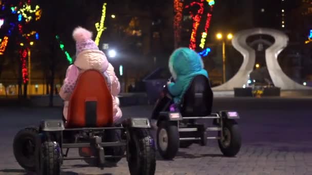 女孩在圣诞节乘坐一辆小玩具车 — 图库视频影像