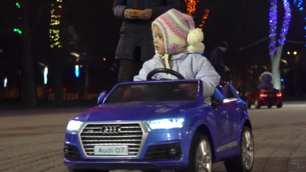 Linda Menina Sorridente Equitação Brinquedo Carro Natal — Vídeo de Stock