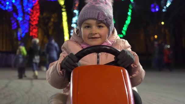 Κορίτσι Που Καβαλάει Ένα Μικροσκοπικό Αυτοκινητάκι Χριστούγεννα — Αρχείο Βίντεο