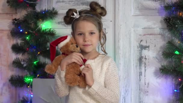 Porträt Eines Jungen Mädchens Mit Spielzeug Weihnachten — Stockvideo