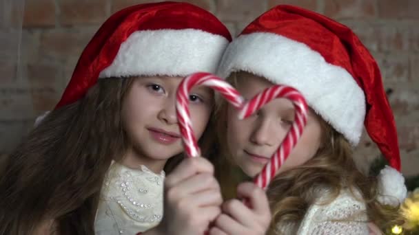 Kaukasische Mädchen Blicken Durch Weihnachtliche Zuckerstangen — Stockvideo