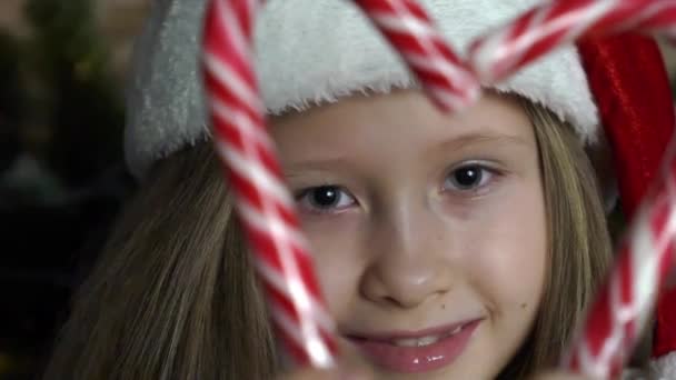 Mała Dziewczynka Sprawia Kształt Serca Candy Canes Uśmiecha Się Radości — Wideo stockowe