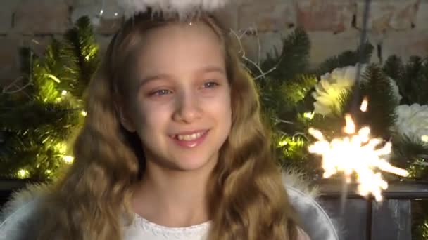 Χαμογελαστό Κορίτσι Στολή Αγγέλου Λάμψη Ενάντια Στο Χριστουγεννιάτικο Δέντρο — Αρχείο Βίντεο