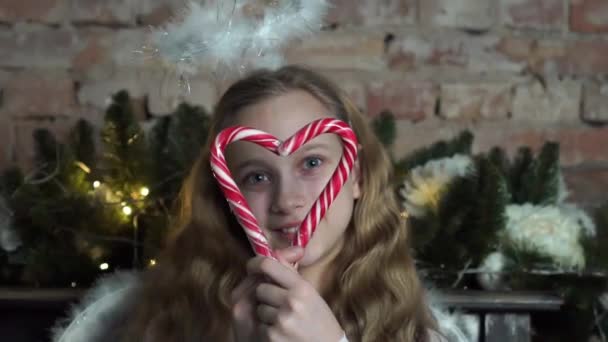 Caucásico Chica Mirando Través Navidad Caramelo Bastones — Vídeos de Stock