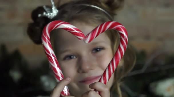 Mała Dziewczynka Trzymając Candy Laski Razem Aby Serce — Wideo stockowe