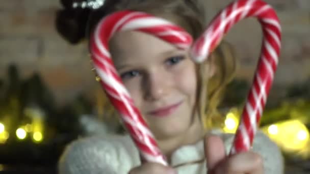 Lindo Niño Lamiendo Tradicional Mas Caramelo Sonriendo Cámara Decoraciones Brillo — Vídeos de Stock