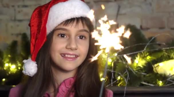 Giovane Ragazza Con Natale Sparkler — Video Stock