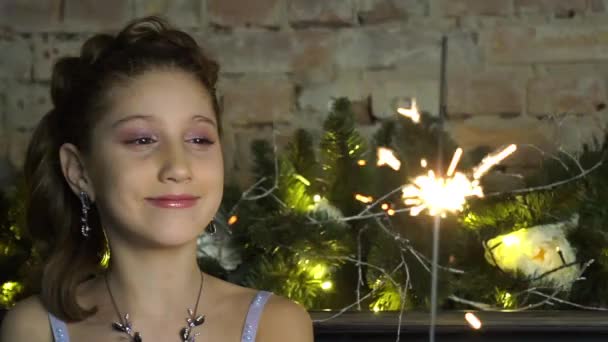 Opgewonden Tiener Meisje Holding Handen Van Heldere Sparkler Zwarte Achtergrond — Stockvideo