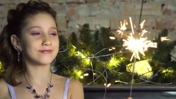 Gelukkig Meisje Speelt Met Sparkler Met Kerstmis — Stockvideo