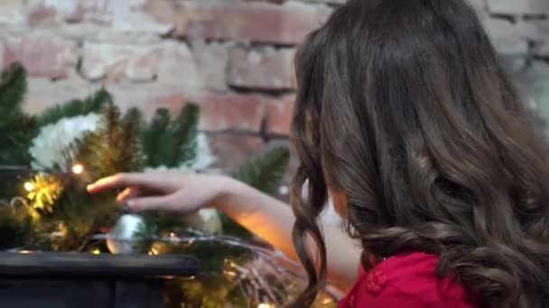 Veselé Vánoce Holčička Baví Doma Blízkosti Zdobené Vánoční Stromeček — Stock video