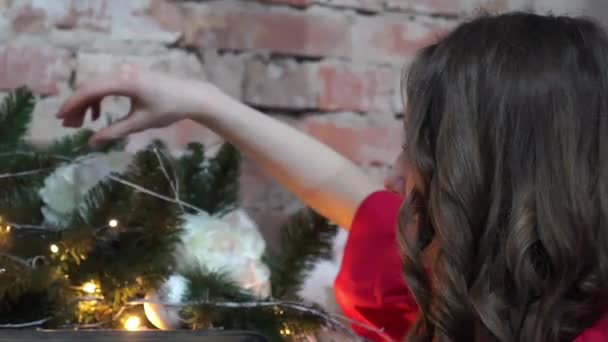 Ritratto Una Bella Ragazza Caucasica Dai Capelli Lunghi Vigilia Natale — Video Stock