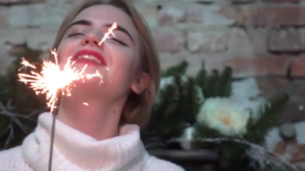 Ragazza Affascinante Con Sparkler Celebrare Natale — Video Stock