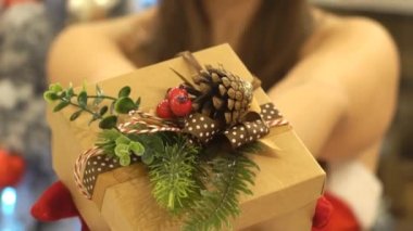 Noel için Hediye Hediye Kutusu Veren Kadın