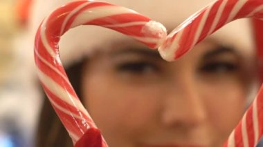 Noel Kadını. Lolipop Şeker ile Santa's Hat Joyful Model Kız.