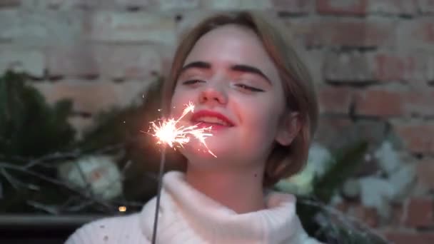 クリスマスイブにベンガルライトを持つ女性 クリスマスの背景に — ストック動画