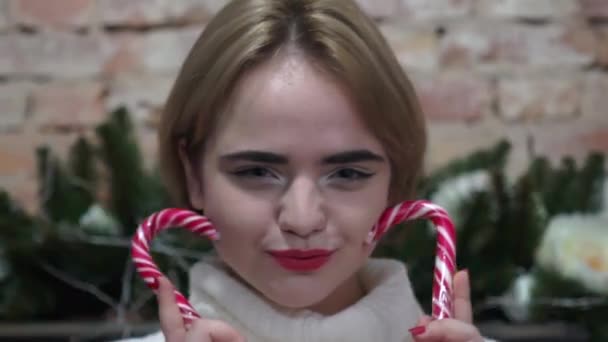 Dulce Chica Celebrar Las Manos Caramelo Colores Navidad — Vídeos de Stock