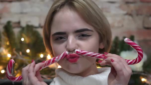 Adolescente Usando Sombrero Santas Mostrando Bastón Caramelo Cámara — Vídeos de Stock