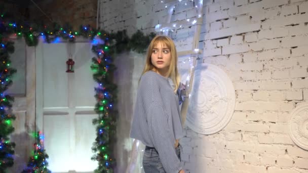 Bellezza Ragazza Piedi Vicino Decorazione Natale Studio — Video Stock