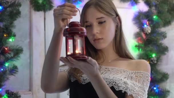 Fiatal Gyönyörű Aranyos Lány Mosolyog Tartása Lámpás Kézben — Stock videók