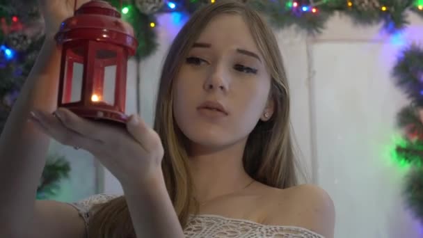 快关门一个漂亮的年轻女子舒展着燃烧的蜡烛 — 图库视频影像