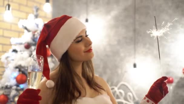 Flicka Kostym Santas Assistent Med Ett Glas Handen Drömde Bokeh — Stockvideo
