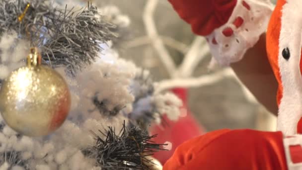 Ragazza Decora Albero Natale — Video Stock