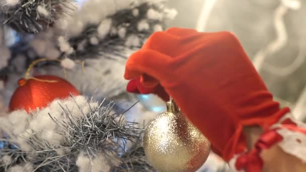 Menina Decora Árvore Natal — Vídeo de Stock