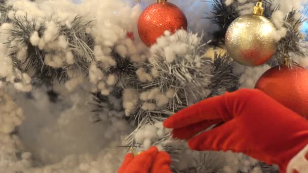 Vacker Kvinna Sexig Santa Claus Kostym Dekorera Julgran — Stockvideo