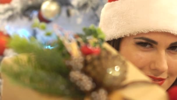 Ragazza Sexy Costume Babbo Natale Dando Regalo — Video Stock