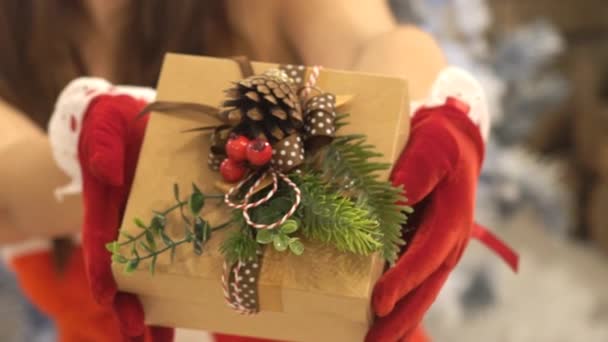 美容女孩在圣诞老人帽子给一个圣诞礼物盒 — 图库视频影像