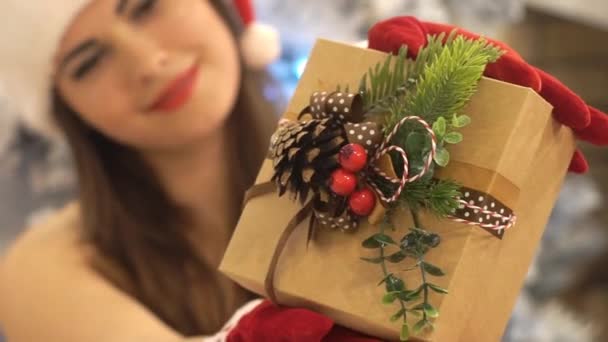 Mujer Disfrazada Papá Noel Con Regalo Navidad — Vídeo de stock