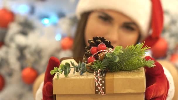 性感的圣诞老人女孩微笑着看着相机 圣诞老人送礼物 — 图库视频影像