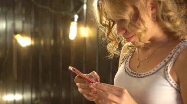 Genç Kız Noel'de Tablet Akıllı Telefon Kullanın.