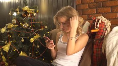 Genç Kız Noel'de Tablet Akıllı Telefon Kullanın.